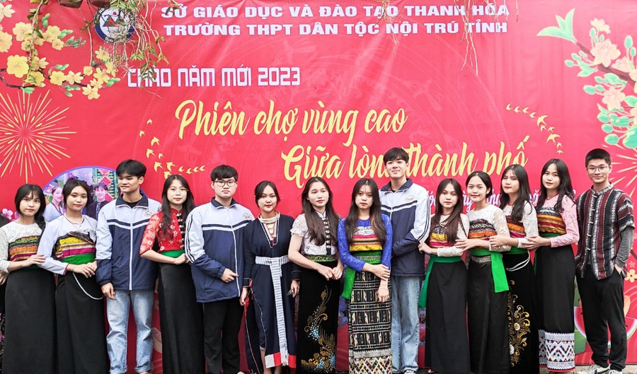 Học sinh Trường THPT Dân tộc Nội trú tỉnh Thanh Hóa tại buổi tổ chức "Phiên chợ vùng cao giữa lòng thành phố".