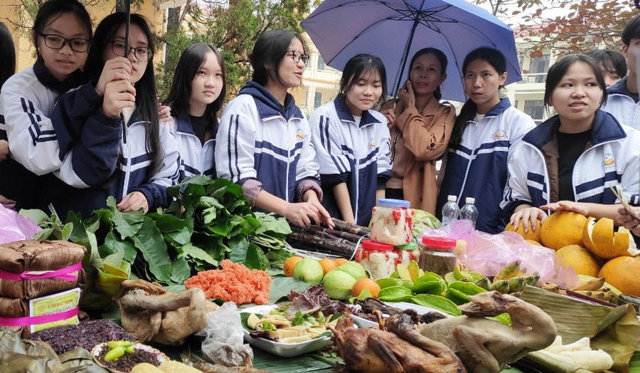 Nhiều món ăn mang đậm bản sắc dân tộc vùng núi được bày bán tại gian hàng các lớp.