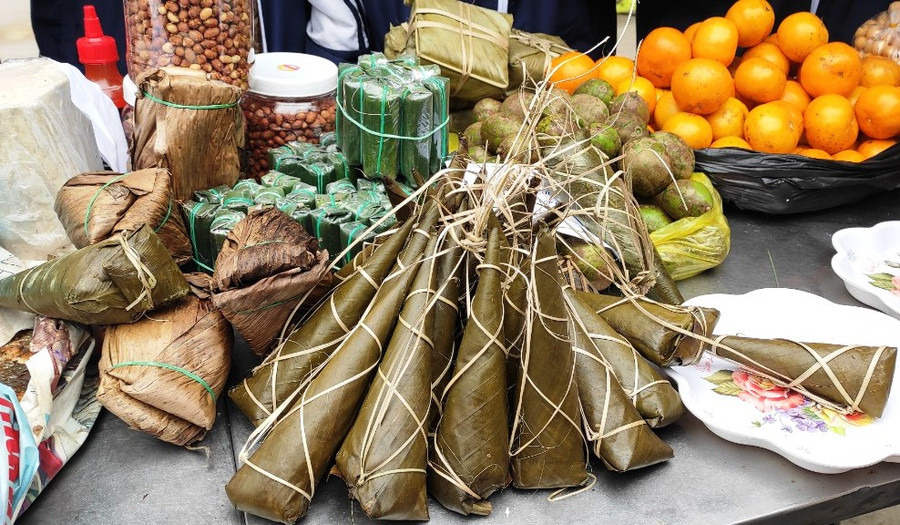 Bánh ú - một loại bánh được gói bằng nếp nương của người miền núi.