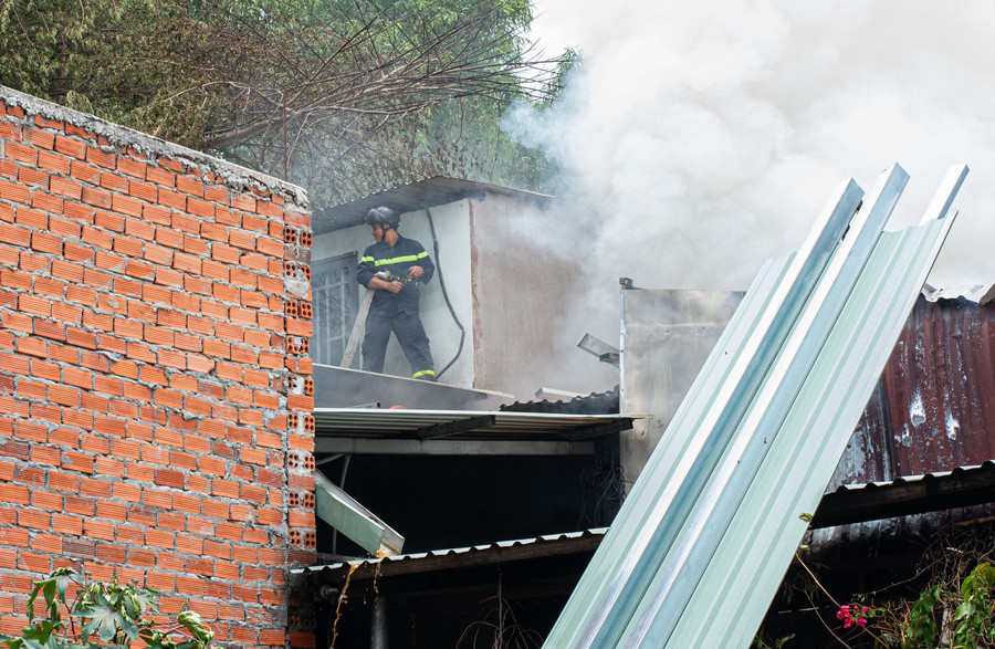 Cảnh sát tiếp cận dập lửa tại xưởng gỗ.