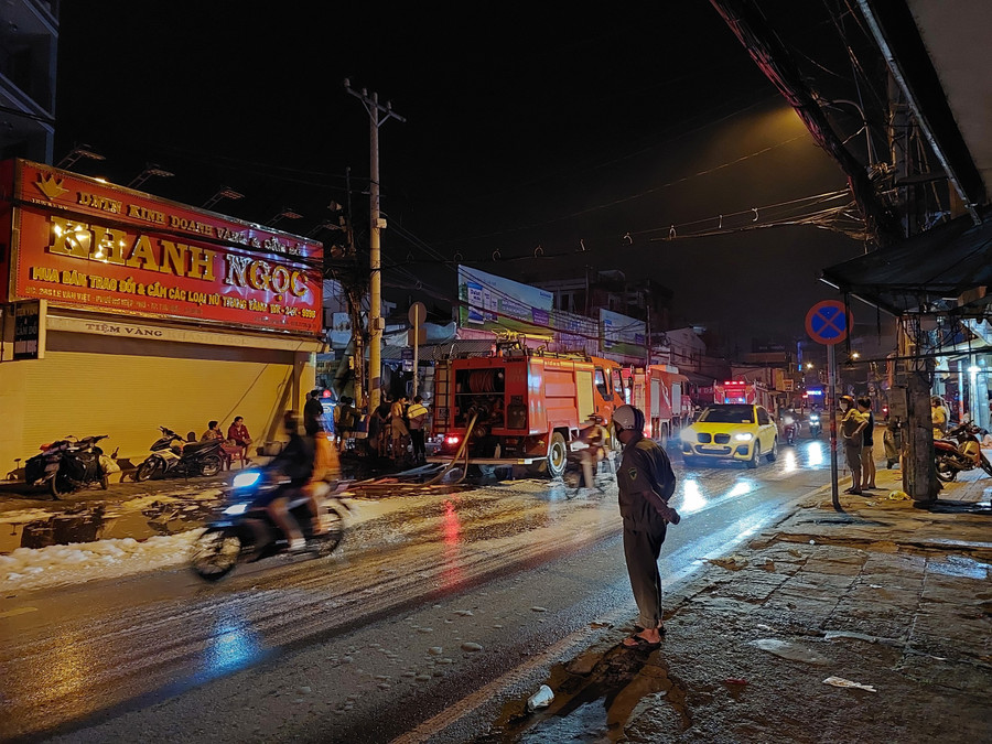 Tiệm tạp hóa cạnh chợ Hiệp Phú bị lửa thiêu rụi.