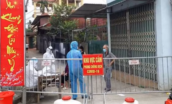 Chốt kiểm soát y tế được lập tại xã Hiệp Thuận (huyện Phúc Thọ). Ảnh: Hà Nội mới