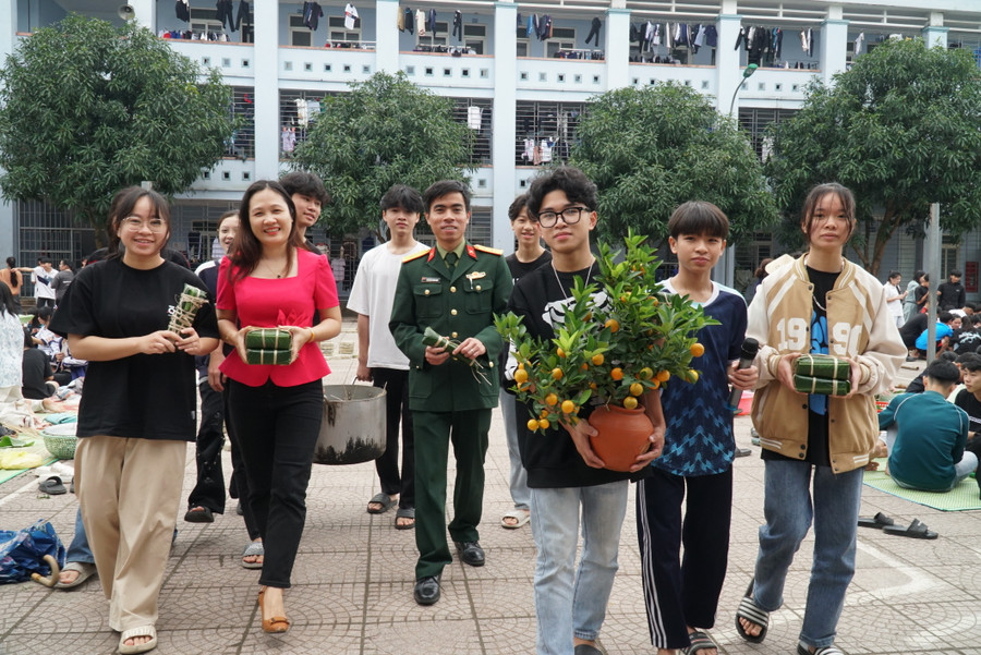 Cô trò Trường Phổ thông Dân tộc nội trú THPT số 2 Nghệ An "đem tết về nhà". Ảnh: Hồ Lài Cô trò Trường Phổ thông Dân tộc nội trú THPT số 2 Nghệ An "đem tết về nhà". Ảnh: Hồ Lài