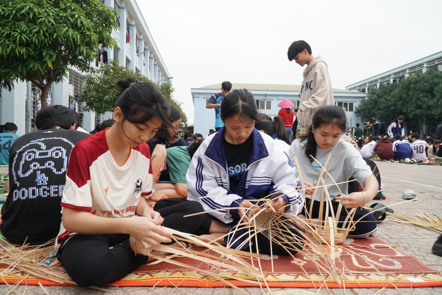 Nhóm học sinh đan giỏ tre để đựng bánh tại Trường Phổ thông Dân tộc nội trú THPT số 2 Nghệ An. Ảnh: Hồ Lài Nhóm học sinh đan giỏ tre để đựng bánh tại Trường Phổ thông Dân tộc nội trú THPT số 2 Nghệ An. Ảnh: Hồ Lài