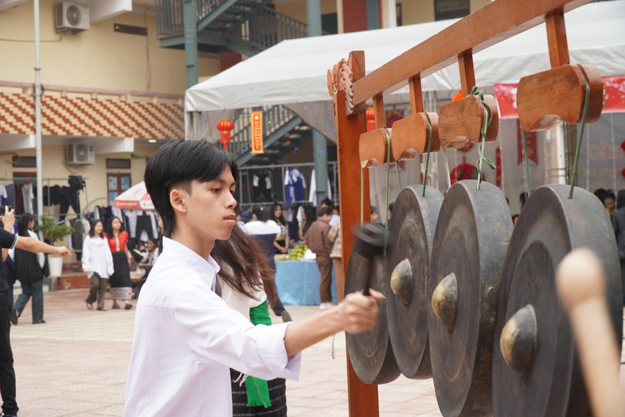 Học sinh đánh cồng chiêng trong ngày hội xuân tại Trường THPT Dân tộc nội trú tỉnh Nghệ An. Ảnh: Hồ Lài Học sinh đánh cồng chiêng trong ngày hội xuân tại Trường THPT Dân tộc nội trú tỉnh Nghệ An. Ảnh: Hồ Lài