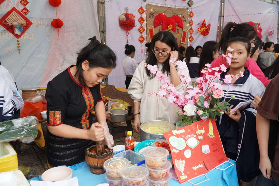 Các bạn học sinh tự tay làm món "xụm Lào" tại Hội chợ Hương sắc vùng cao. Ảnh: Hồ Lài Các bạn học sinh tự tay làm món "xụm Lào" tại Hội chợ Hương sắc vùng cao. Ảnh: Hồ Lài