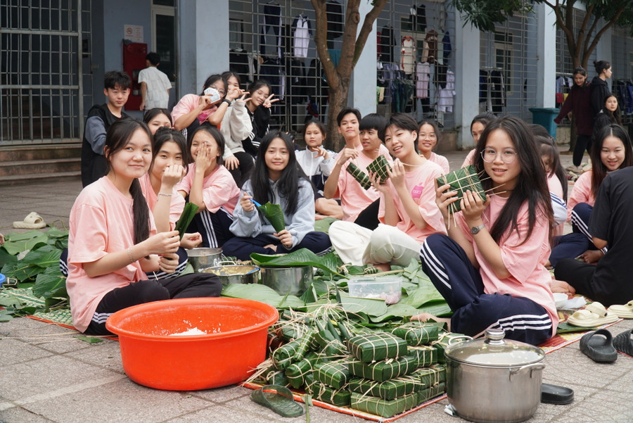 Ngày hội gói bánh chưng, bánh truyền thống các dân tộc tổ chức tại sân ký túc xá Trường Phổ thông Dân tộc nội trú THPT số 2 Nghệ An. Ảnh: Hồ Lài Ngày hội gói bánh chưng, bánh truyền thống các dân tộc tổ chức tại sân ký túc xá Trường Phổ thông Dân tộc nội trú THPT số 2 Nghệ An. Ảnh: Hồ Lài