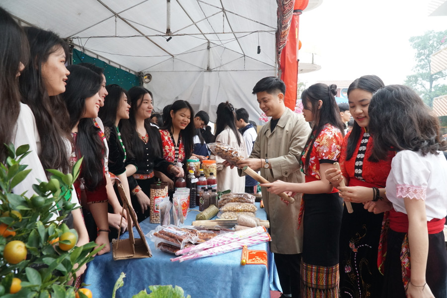 Hội chợ Xuân "Hương sắc vùng cao" náo nức, đầy sắc màu tại Trường THPT Dân tộc nội trú tỉnh Nghệ An. Ảnh: Hồ Lài Hội chợ Xuân "Hương sắc vùng cao" náo nức, đầy sắc màu tại Trường THPT Dân tộc nội trú tỉnh Nghệ An. Ảnh: Hồ Lài