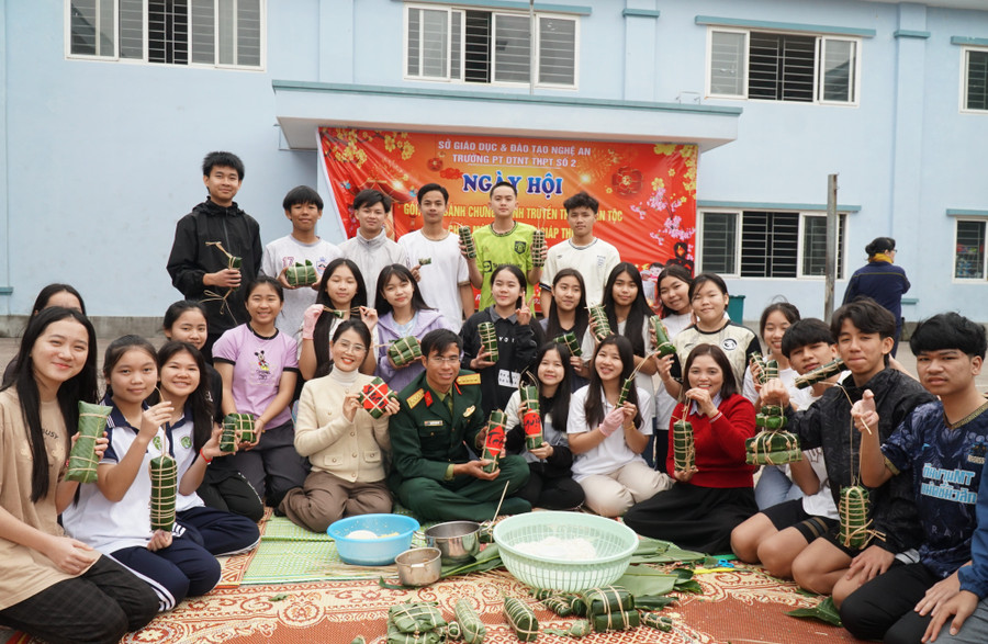 Niềm vui của các bạn lưu học sinh Lào lần đầu trải nghiệm tết cổ truyền Việt Nam. Ảnh: Hồ Lài. Niềm vui của các bạn lưu học sinh Lào lần đầu trải nghiệm tết cổ truyền Việt Nam. Ảnh: Hồ Lài.