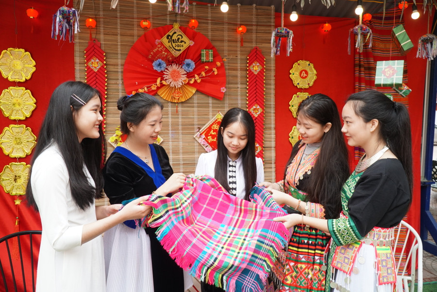 Trường Phổ thông Dân tộc nội trú tại Nghệ An quy tụ học sinh ở nhiều thành phần dân tộc Thái, Mông, Khơ Mú, Thổ... Ảnh: Hồ Lài Trường Phổ thông Dân tộc nội trú tại Nghệ An quy tụ học sinh ở nhiều thành phần dân tộc Thái, Mông, Khơ Mú, Thổ... Ảnh: Hồ Lài