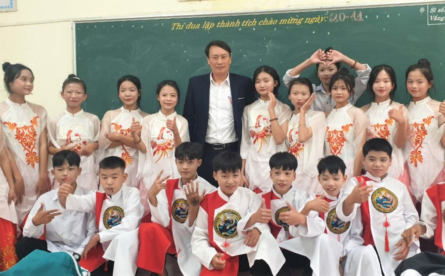 Thầy Hồ Anh Dũng - giáo viên môn Giáo dục công dân tại Trường THCS Quỳnh Tân, huyện Quỳnh Lưu, Nghệ An bên học trò. Ảnh: HT Thầy Hồ Anh Dũng - giáo viên môn Giáo dục công dân tại Trường THCS Quỳnh Tân, huyện Quỳnh Lưu, Nghệ An bên học trò. Ảnh: HT