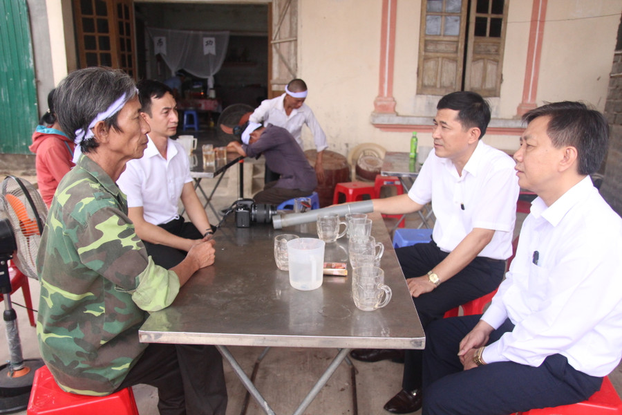 Lãnh đạo Sở GD&ĐT Nghệ An thăm hỏi gia đình học sinh bị đuối nước.