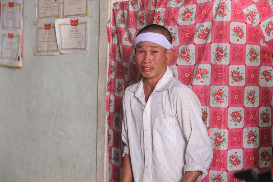 Người thân em Nguyễn Gia Tiến òa khóc khi thấy người người thăm hỏi, động viên.