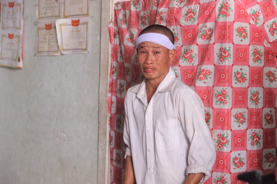 Người thân em Nguyễn Gia Tiến òa khóc khi thấy người người thăm hỏi, động viên.