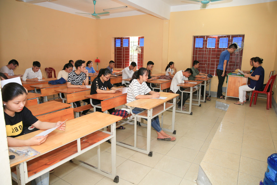 Thí sinh kiểm tra thông tin trên thẻ dự thi Thí sinh kiểm tra thông tin trên thẻ dự thi