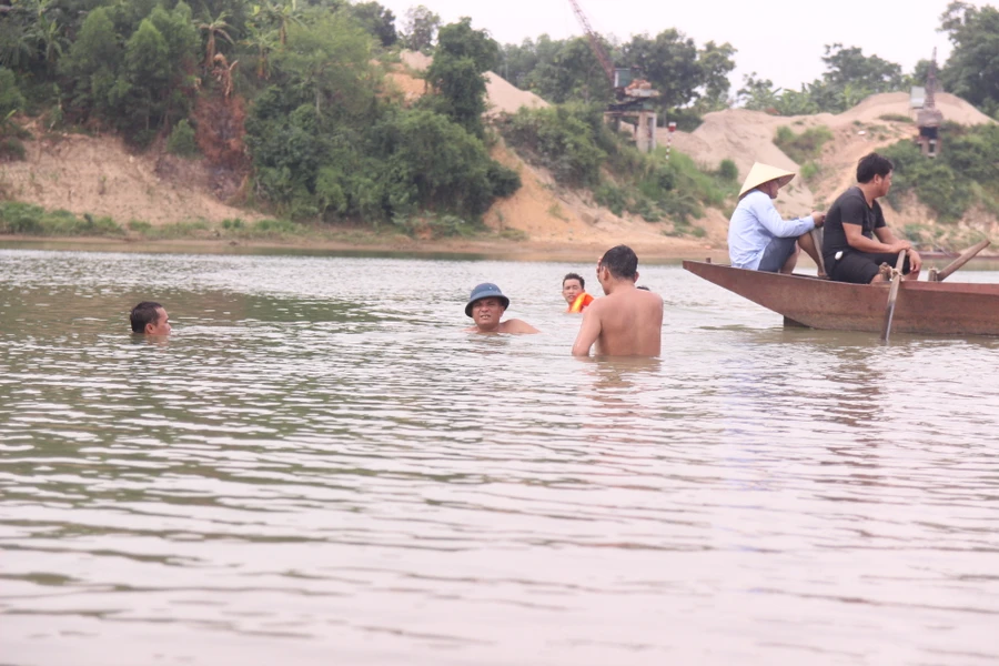 Lực lượng cứu nạn tìm kiếm học sinh mất tích dưới lòng sông Lam