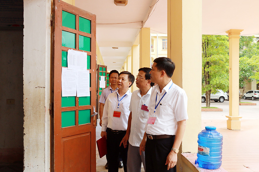 Kiểm tra các phòng thi tại điểm thi Trường THPT Nguyễn Cảnh Chân (huyện Thanh Chương)