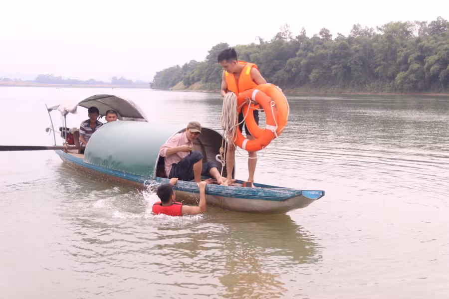 Các lực lượng nỗ lực tìm kiếm học sinh còn lại đang mất tích trên sông Lam