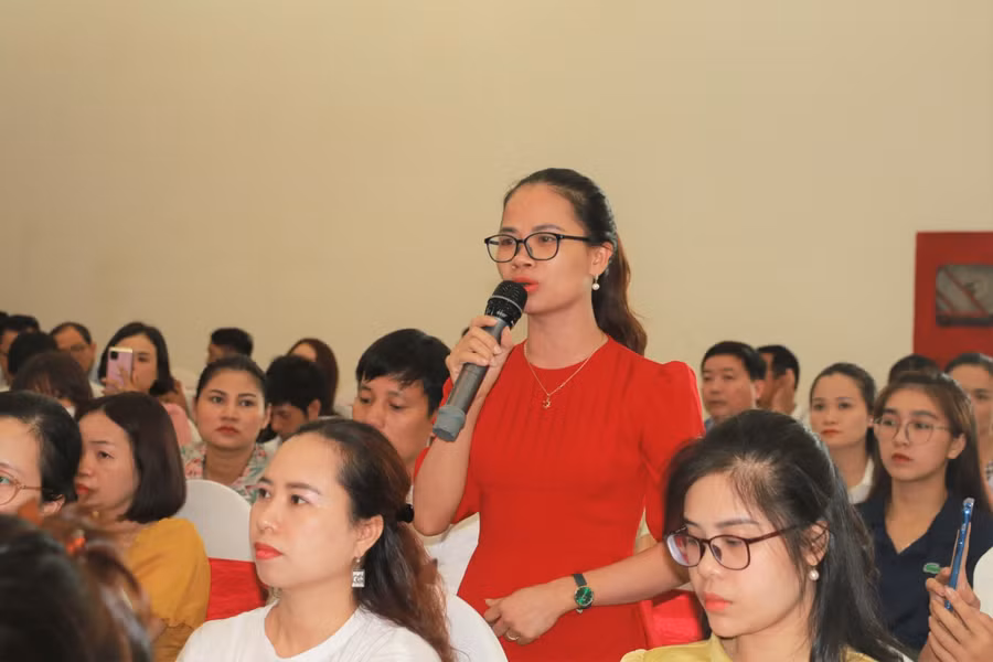 Đại diện trung tâm ngoại ngữ tại huyện Yên Thành, Nghệ An góp ý kiến về việc phối hợp với trường học dạy chương trình Tiếng Anh tăng cường.