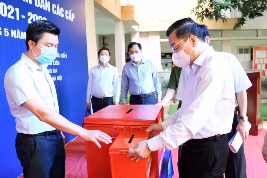 Chủ tịch UBND Thành phố Chu Ngọc Anh kiểm tra hòm phiếu tại điểm bỏ phiếu trên địa bàn quận Đống Đa.