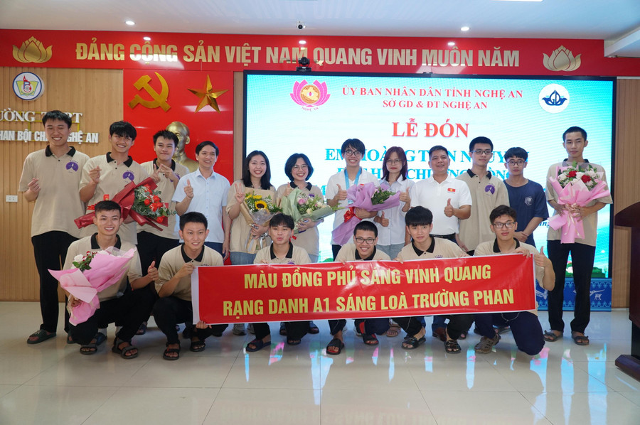 Hoàng Tiến Nguyên và thầy giáo, các bạn lớp chuyên Toán 12A1 - Trường THPT chuyên Phan Bội Châu (Nghệ An).