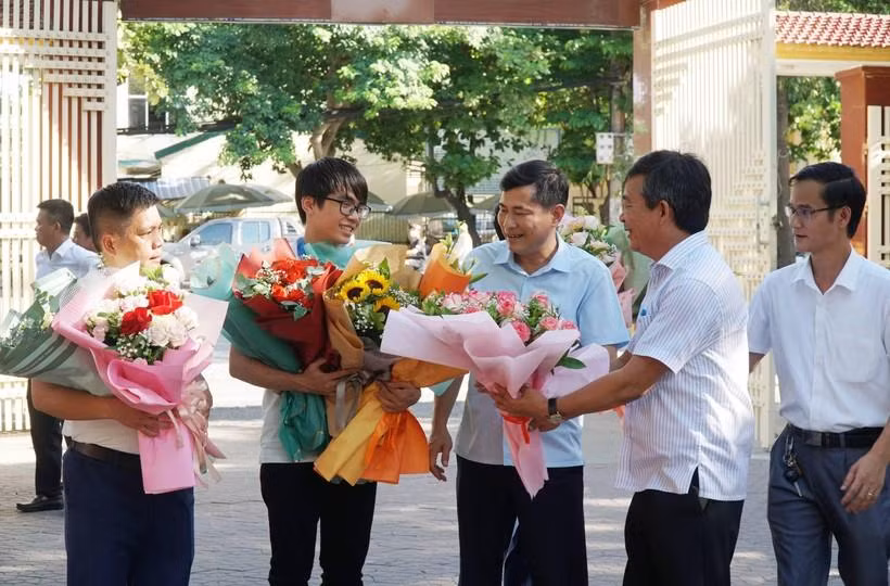 Lãnh đạo Sở GD&amp;ĐT Nghệ An chúc mừng thầy trò em Hoàng Tiến Nguyên đem Huy chương Đồng Olympic Toán học 2022 trở về.