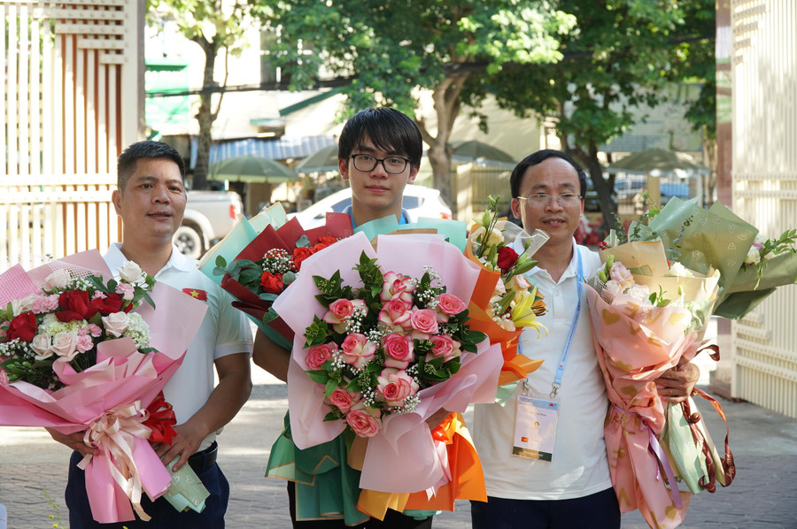 Hoàng Tiến Nguyên và 2 thầy giáo bồi dưỡng chính là thầy Phan Văn Thái và Nguyễn Trọng Đạt.