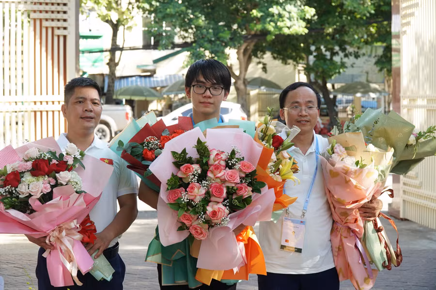 Hoàng Tiến Nguyên và 2 thầy giáo bồi dưỡng chính là thầy Phan Văn Thái và Nguyễn Trọng Đạt.