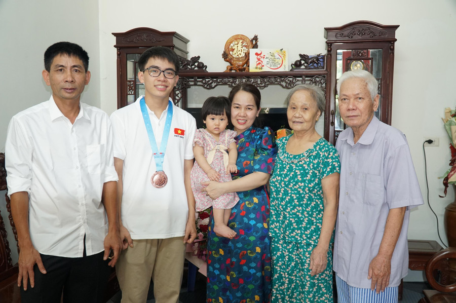 Em Hoàng Tiến Nguyên cùng gia đình của mình - hậu phương vững chắc, luôn đồng hành để em theo đuổi đam mê Toán học.