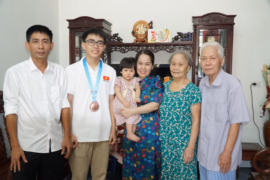 Em Hoàng Tiến Nguyên cùng gia đình của mình - hậu phương vững chắc, luôn đồng hành để em theo đuổi đam mê Toán học.