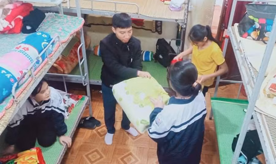 Học sinh được hướng dẫn làm quen với sinh hoạt tập thể.