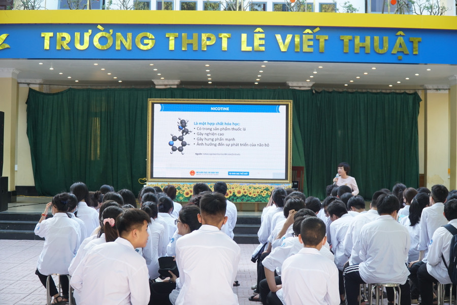 Học sinh lắng nghe chuyên gia trao đổi, chia sẻ kiến thức liên quan đến tác hại của các loại thuốc lá hiện nay trên thị trường. Ảnh: Hồ Lài Học sinh lắng nghe chuyên gia trao đổi, chia sẻ kiến thức liên quan đến tác hại của các loại thuốc lá hiện nay trên thị trường. Ảnh: Hồ Lài