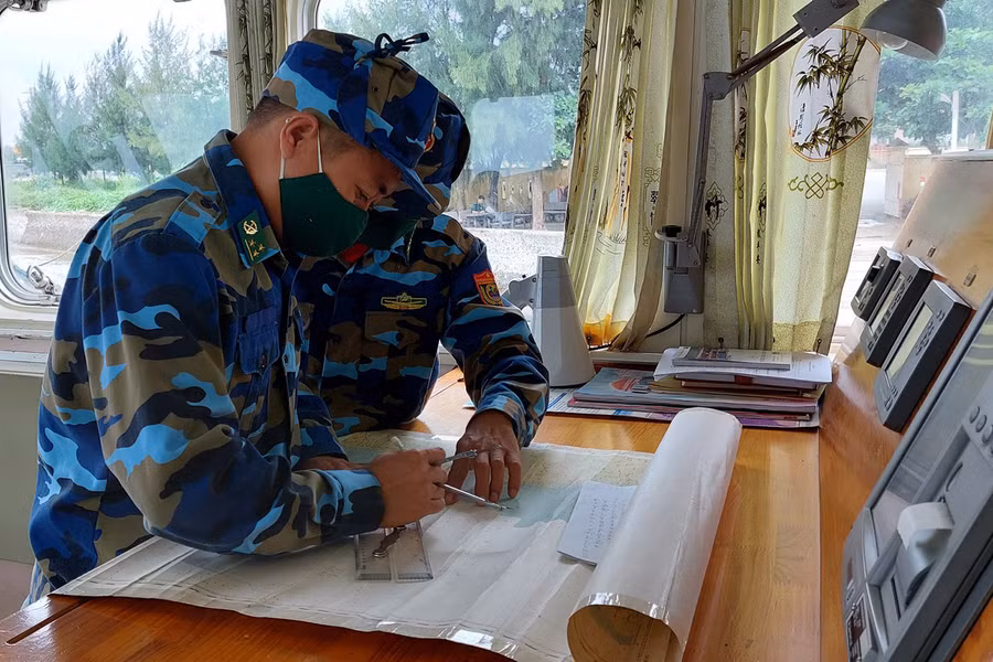 Chiến sĩ Hải đội 2, Bộ đội Biên phòng tỉnh Nghệ An trên tàu đi tìm kiếm nạn nhân.