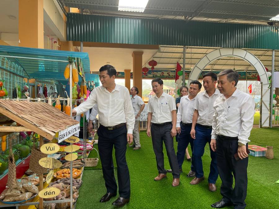 Đoàn công tác Sở GD&amp;ĐT Nghệ An thăm và tặng đồ dùng, đồ chơi cho khu trải nghiệm Trường Mầm non Giai Xuân 1, xã Giai Xuân, huyện Tân Kỳ. Ảnh: Hồ Lài.