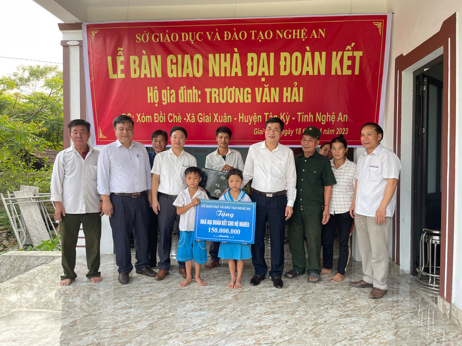 Sở GD&amp;ĐT Nghệ An trao tặng 150 triệu xây dựng nhà đại đoàn kết cho gia đình anh Trương Văn Hải (xóm Đồi Chè, xã Giai Xuân, huyện Tân Kỳ). Ảnh Hồ Lài.
