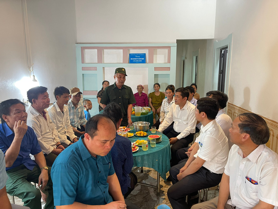 Bà con nhân dân xã Giai Xuân hỗ trợ hơn 200 ngày công và đến chung vui với gia đình anh Trương Văn Hải trong ngày bàn giao nhà đại đoàn kết. Ảnh: NVCC.