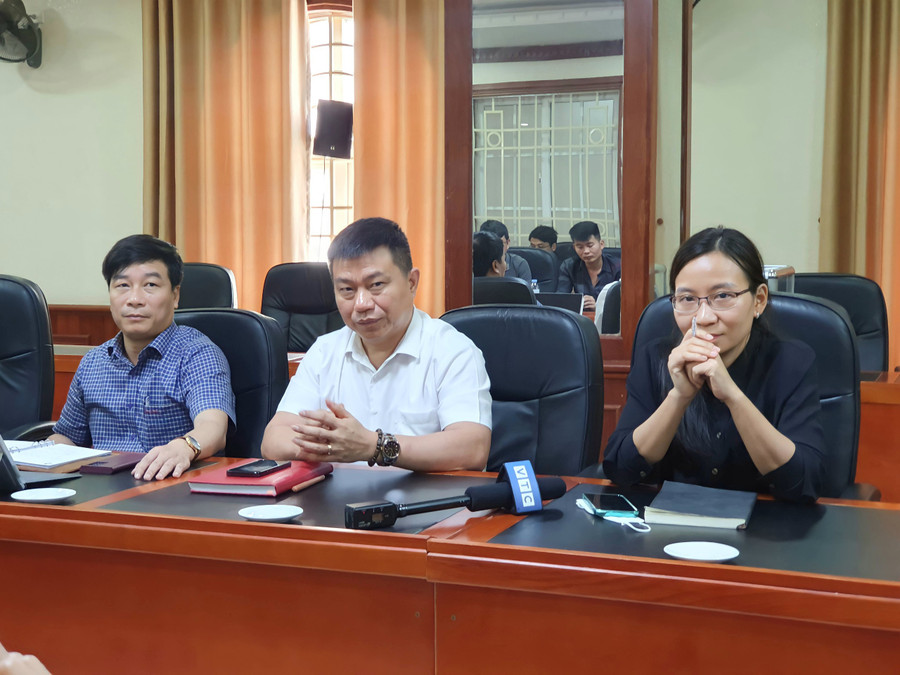 Đại diện Trường ĐH Vinh và Trường THPT chuyên ĐH Vinh thông tin về sự việc em N.T.Y.N tự tử. Ảnh: Phạm Tâm. Đại diện Trường ĐH Vinh và Trường THPT chuyên ĐH Vinh thông tin về sự việc em N.T.Y.N tự tử. Ảnh: Phạm Tâm.