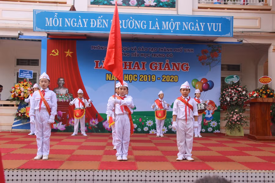 Học sinh thực hiện nghi thức Đội trong lễ chào cờ