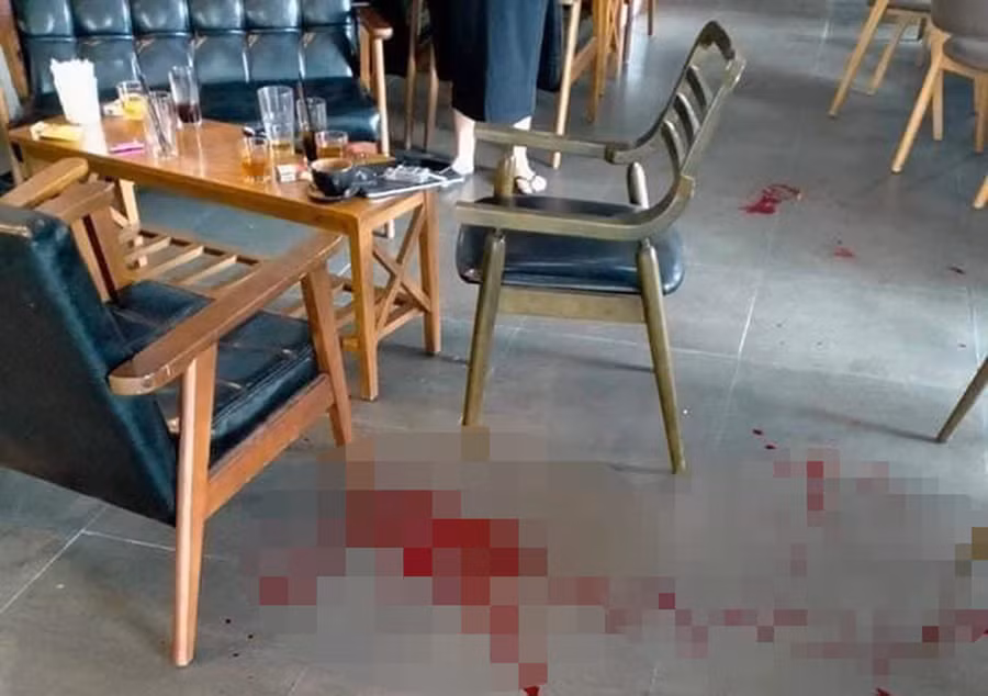 Hiện trường vụ nổ súng có nhiều vết máu của nạn nhân.