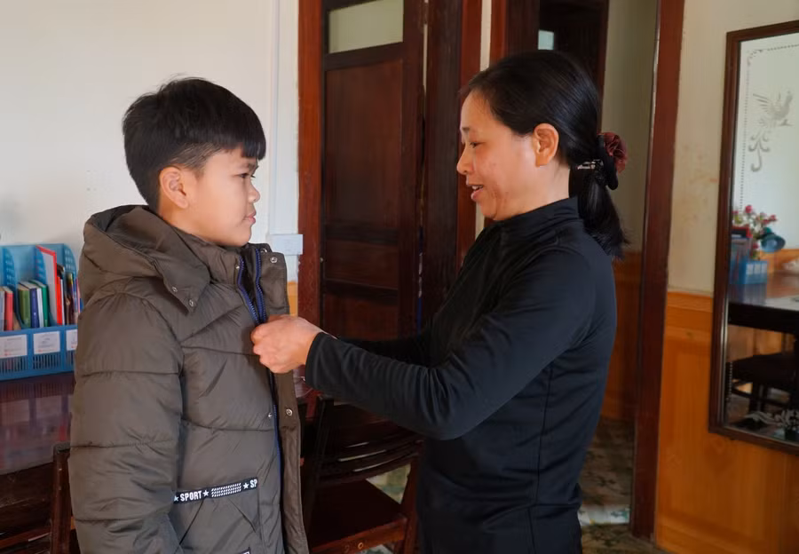 Mẹ Tạ Thị Tuyên mua áo mới cho Nguyễn Hữu Thắng, đây là năm đầu tiên Thắng ăn tết ở làng trẻ.