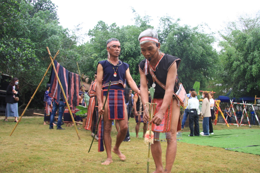 zà Già làng Đinh Bri và Đinh Hyor làm lễ cúng để báo cho những người đã khuất biết hôm nay làng bắt đầu làm lễ cầu sức mạnh, và cũng nhờ những người đã mất hãy chứng kiến và theo dõi phù hộ cho buôn làng. Lễ cúng đơn giản chỉ là tấm lá chuối xanh, rượu khô và vỏ trứng gà...