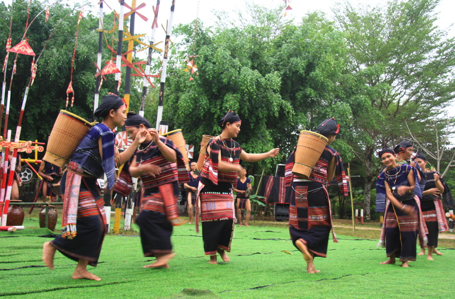 Với nét văn hóa dân gian đặc sắc, độc đáo của Lễ hội cầu an, người Ba Na ở làng Stơr, xã Tơ Tung, huyện Kbang (tỉnh Gia Lai) đã luôn gìn giữ, kế thừa và phát huy được những giá trị bản sắc văn hóa của dân tộc mình.