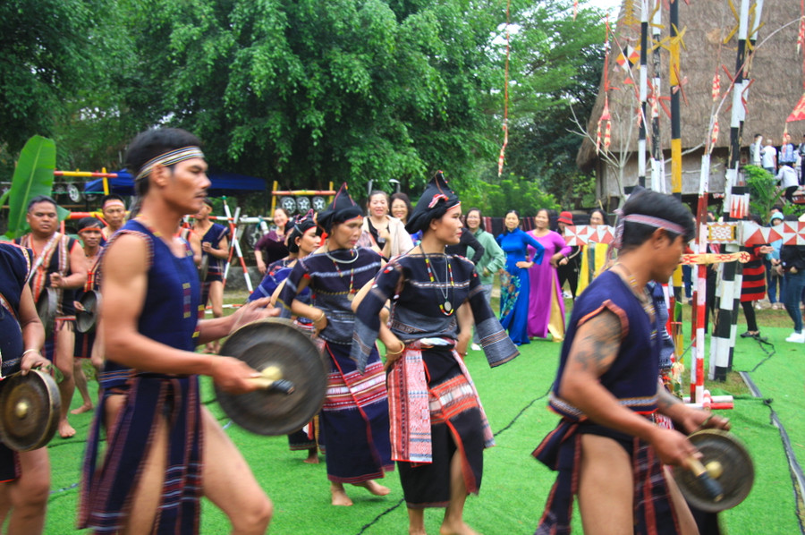 Hầu như không có lễ hội hay sinh hoạt cộng đồng nào của người dân tộc Ba Na mà không có cồng, chiêng. Nghệ thuật cồng chiêng, múa xoang không thể thiếu trong các dịp dân làng tổ chức các nghi lễ cúng cầu an, mừng lúa mới, đám cưới, ma chay… Âm thanh cồng, chiêng báo tin mừng cho cộng đồng, sự cảm ơn của chủ nhà đối với đất trời và nét văn hóa này luôn mãi được kế thừa, truyền lại cho thế hệ con cháu đồng bào Ba Na.
