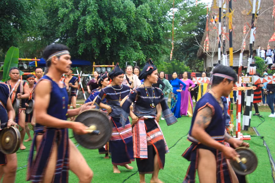 Hầu như không có lễ hội hay sinh hoạt cộng đồng nào của người dân tộc Ba Na mà không có cồng, chiêng. Nghệ thuật cồng chiêng, múa xoang không thể thiếu trong các dịp dân làng tổ chức các nghi lễ cúng cầu an, mừng lúa mới, đám cưới, ma chay… Âm thanh cồng, chiêng báo tin mừng cho cộng đồng, sự cảm ơn của chủ nhà đối với đất trời và nét văn hóa này luôn mãi được kế thừa, truyền lại cho thế hệ con cháu đồng bào Ba Na.