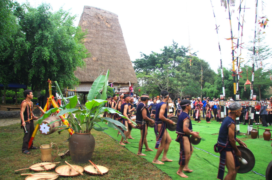 Ngày 26/3, tại không gian làng Văn hóa - Du lịch các dân tộc Việt Nam (Đồng Mô, Sơn Tây, Hà Nội) đã diễn ra buổi tái hiện Lễ hội cầu an của đồng bào Ba Na, đặc biệt trong lễ hội có nghi thức cúng và biểu diễn cồng chiêng của các nghệ nhân đến từ làng Stơr, xã Tơ Tung, huyện Kbang đến từ tỉnh Gia Lai.