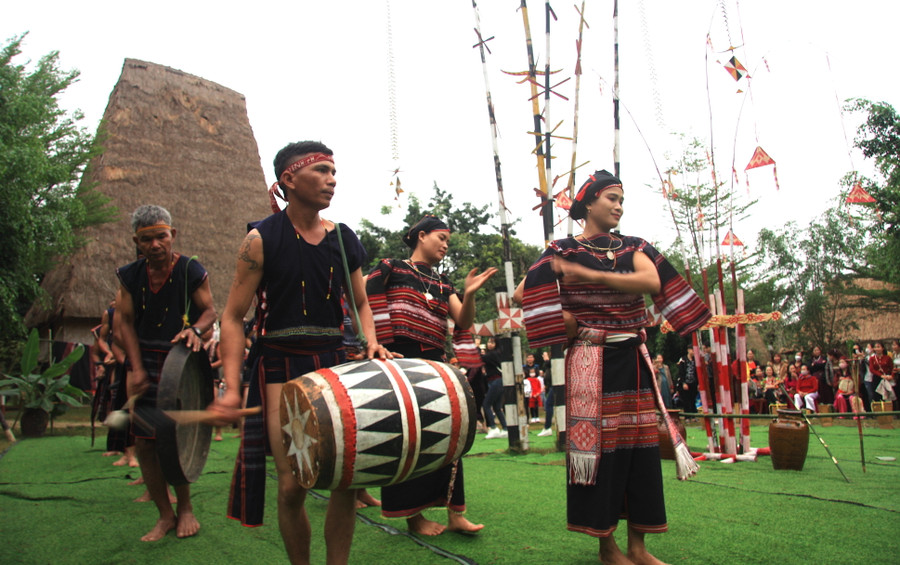 Những bước nhảy, tiếng trống, tiếng cồng chiêng vang lên, kèm theo đó là những động tác múa xoang uyển chuyển của các thiếu nữ thể hiện sự vui mừng, niềm hân hoan vì dịch bệnh, tà ma, xui xẻo… đã rời khỏi nơi trú ẩn và đi xa.