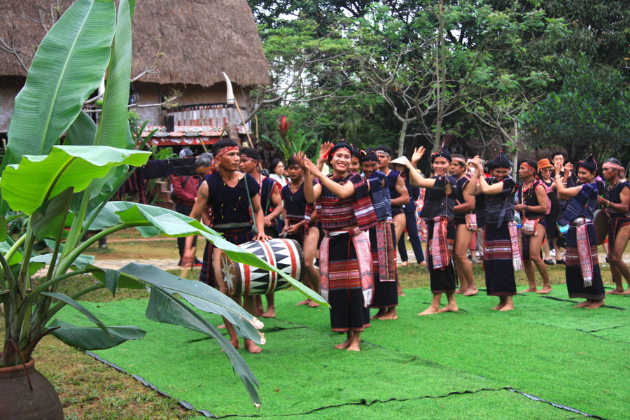 Những bước nhảy, tiếng trống, tiếng cồng chiêng vang lên, kèm theo đó là những động tác múa xoang uyển chuyển của các thiếu nữ thể hiện sự vui mừng, niềm hân hoan vì dịch bệnh, tà ma, xui xẻo… đã rời khỏi nơi trú ẩn và đi xa.