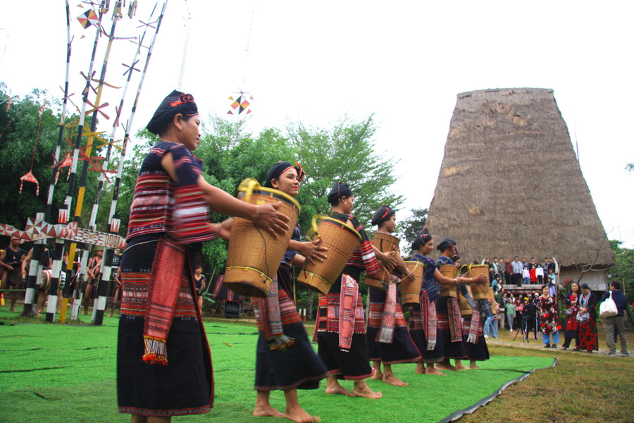 Những bước nhảy, tiếng trống, tiếng cồng chiêng vang lên, kèm theo đó là những động tác múa xoang uyển chuyển của các thiếu nữ thể hiện sự vui mừng, niềm hân hoan vì dịch bệnh, tà ma, xui xẻo… đã rời khỏi nơi trú ẩn và đi xa.
