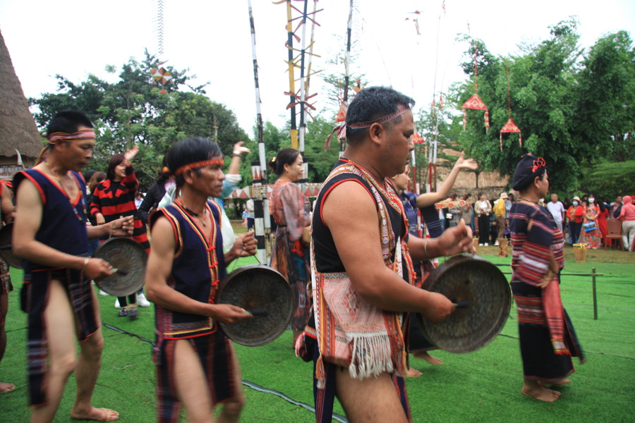 Hầu như không có lễ hội hay sinh hoạt cộng đồng nào của người dân tộc Ba Na mà không có cồng, chiêng. Nghệ thuật cồng chiêng, múa xoang không thể thiếu trong các dịp dân làng tổ chức các nghi lễ cúng cầu an, mừng lúa mới, đám cưới, ma chay… Âm thanh cồng, chiêng báo tin mừng cho cộng đồng, sự cảm ơn của chủ nhà đối với đất trời và nét văn hóa này luôn mãi được kế thừa, truyền lại cho thế hệ con cháu đồng bào Ba Na.