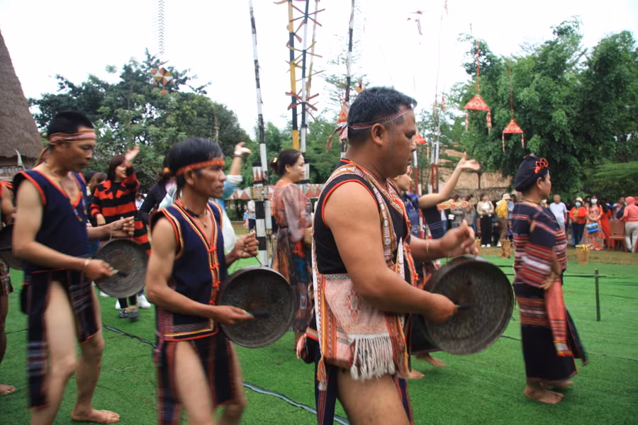 Hầu như không có lễ hội hay sinh hoạt cộng đồng nào của người dân tộc Ba Na mà không có cồng, chiêng. Nghệ thuật cồng chiêng, múa xoang không thể thiếu trong các dịp dân làng tổ chức các nghi lễ cúng cầu an, mừng lúa mới, đám cưới, ma chay… Âm thanh cồng, chiêng báo tin mừng cho cộng đồng, sự cảm ơn của chủ nhà đối với đất trời và nét văn hóa này luôn mãi được kế thừa, truyền lại cho thế hệ con cháu đồng bào Ba Na.